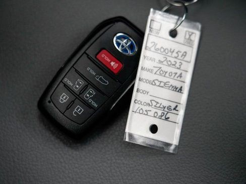 Used 2023 Toyota Sienna XLE image 27