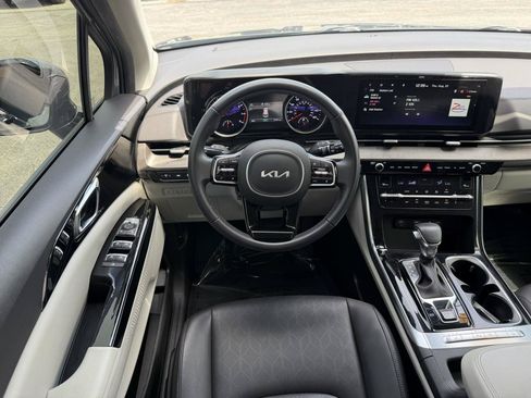 Used 2024 Kia Carnival EX FWD image 16
