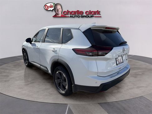 Used 2024 Nissan Rogue SV image 4