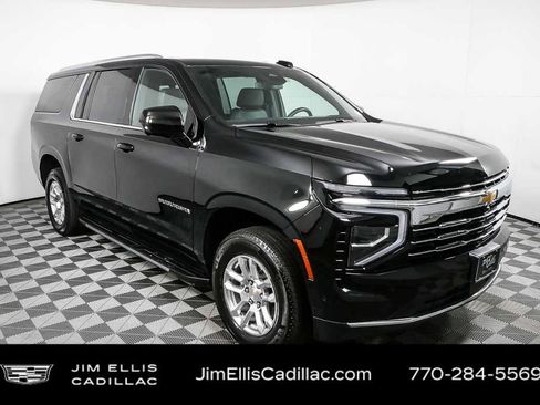 Used 2025 Chevrolet Suburban LT image 1