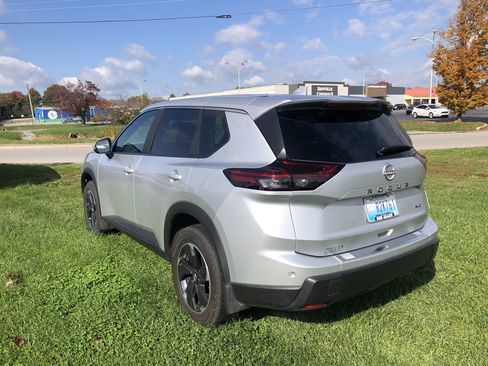 Used 2025 Nissan Rogue SV image 4