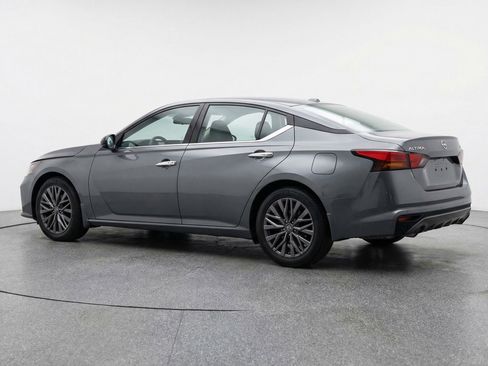 Used 2025 Nissan Altima 2.5 SV FWD image 6