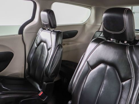 Used 2023 Chrysler Pacifica Touring-L image 24