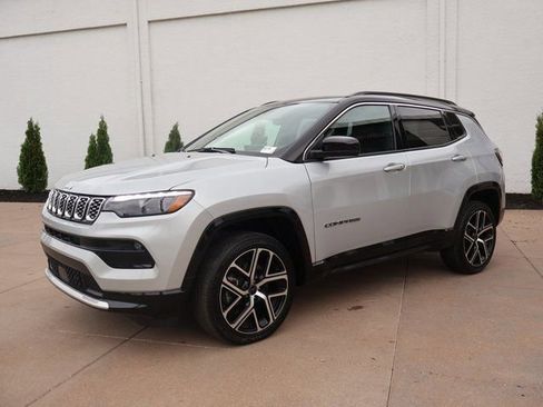 Used 2025 Jeep Compass Limited w/ Elite Group AWD/4WD image 4