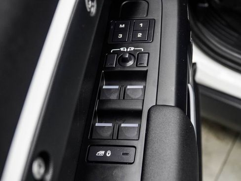 Used 2025 Land Rover Defender 110 S image 40