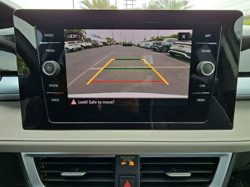 Used 2025 Volkswagen Taos SE FWD image 21