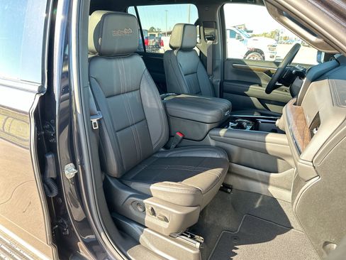 New 2026 Chevrolet Suburban High Country image 26