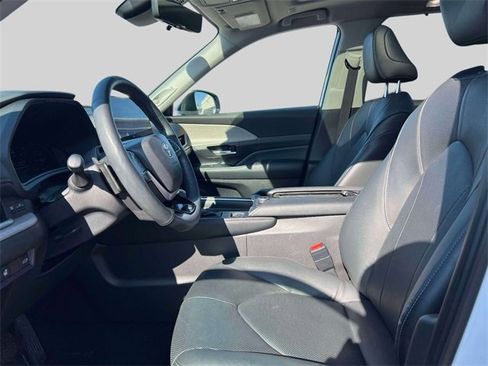 Certified 2025 Toyota Grand Highlander Platinum image 19