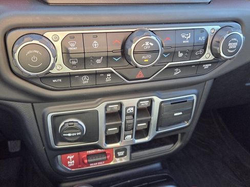 Used 2018 Jeep Wrangler Unlimited Rubicon w/ Cold Weather Group image 18