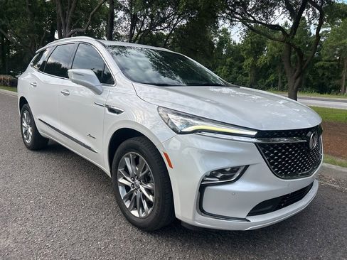 Used 2023 Buick Enclave Avenir w/ Avenir Technology Package FWD image 4