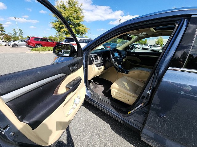 Used 2017 Toyota Highlander XLE w/ Carpet Mat Package FWD image 27
