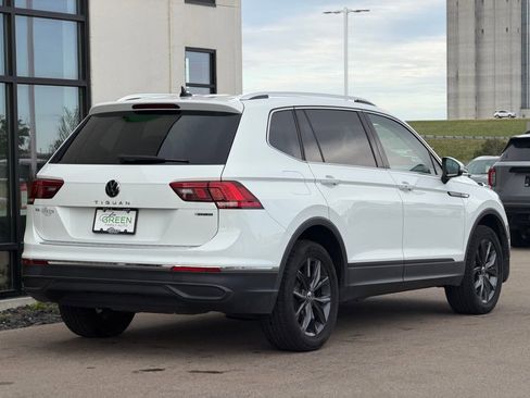 Used 2022 Volkswagen Tiguan SE w/ Panoramic Sunroof Package AWD/4WD image 4