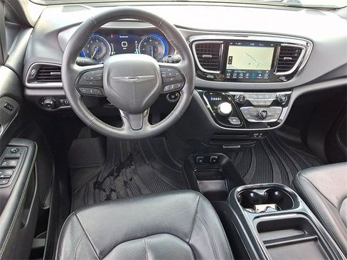 Used 2020 Chrysler Pacifica Touring-L image 12