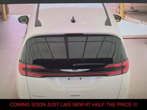 Used 2025 Chrysler Pacifica Select FWD image 6
