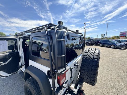 Used 2011 Jeep Wrangler Unlimited Rubicon w/ Connectivity Group AWD/4WD image 18
