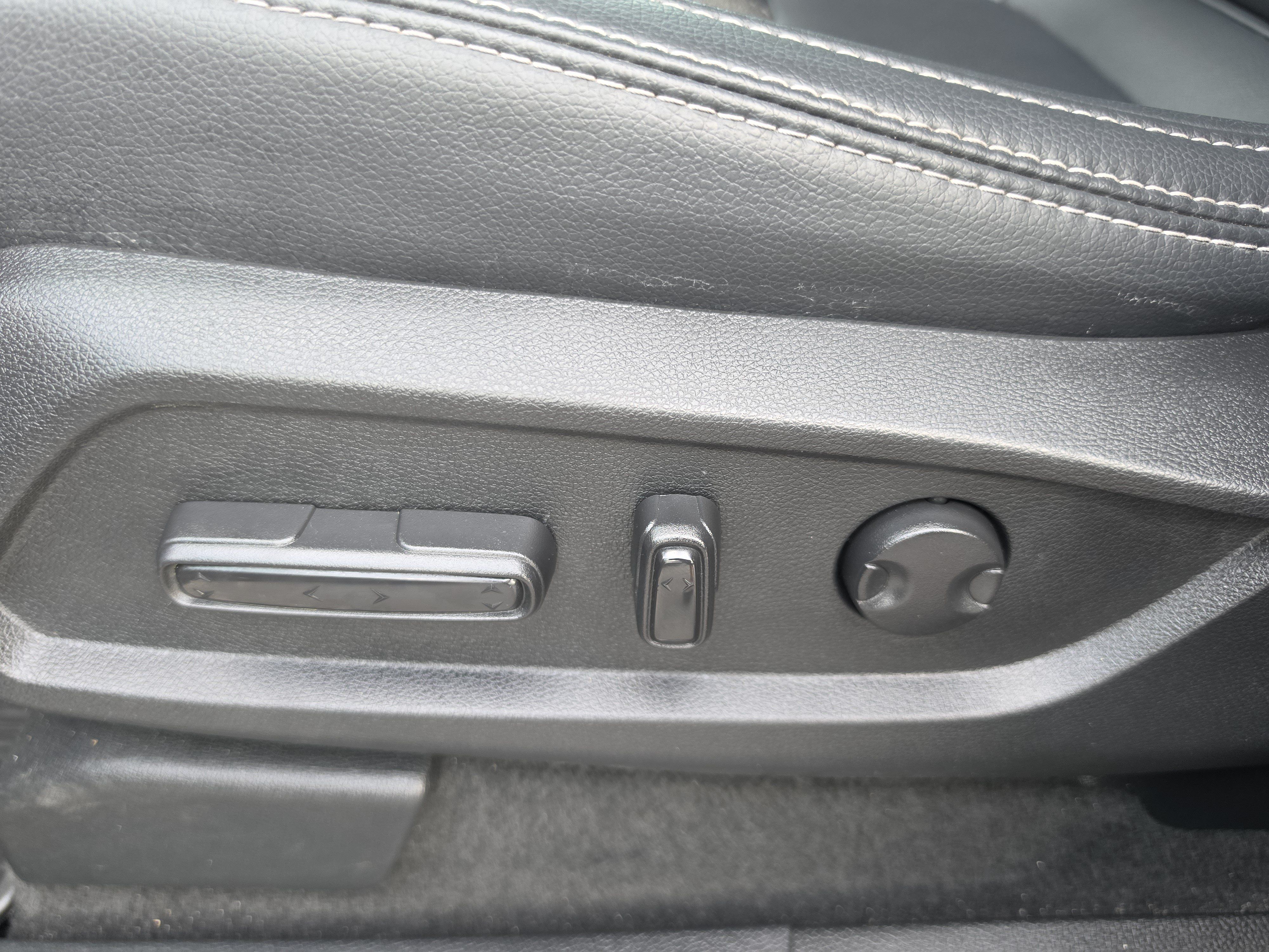 Used 2025 Honda Pilot EX-L image 6