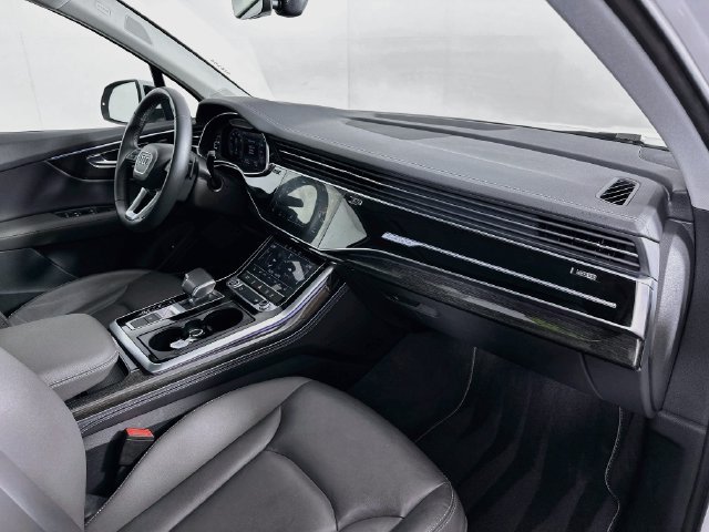 Used 2025 Audi Q7 3.0T Premium Plus AWD/4WD image 32