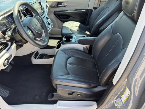 Used 2023 Chrysler Pacifica Touring-L FWD image 10