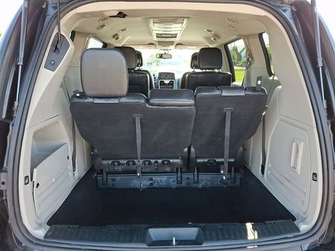 Used 2014 Chrysler Town & Country Touring FWD image 28
