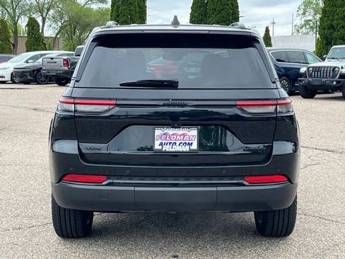 Used 2023 Jeep Grand Cherokee Limited w/ Black Appearance Package AWD/4WD image 4
