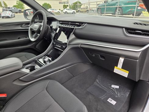 New 2025 Jeep Grand Cherokee L Laredo image 32