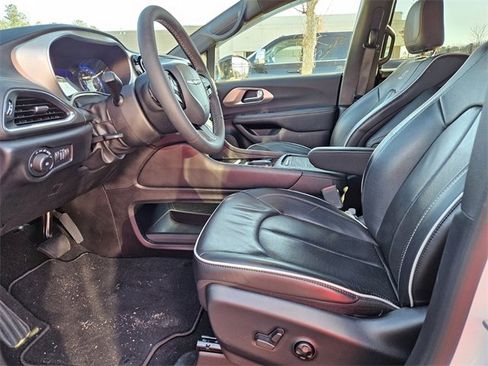 Used 2024 Chrysler Pacifica Limited w/ Uconnect Theater Family Group image 9