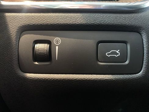 Used 2021 Volvo XC60 T6 Momentum image 18