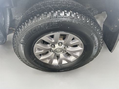 Used 2016 Toyota Tacoma SR5 w/ SR5 Appearance Package (SN) image 11