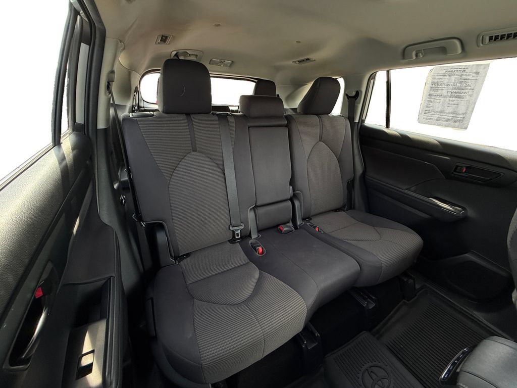 Used 2020 Toyota Highlander LE AWD/4WD image 24