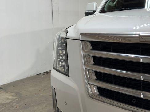 Used 2016 Cadillac Escalade Luxury RWD image 10