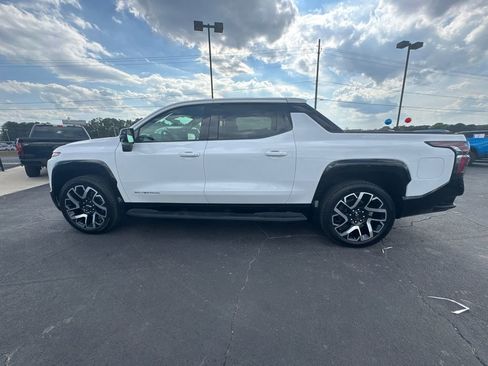 New 2024 Chevrolet Silverado EV RST AWD/4WD image 9