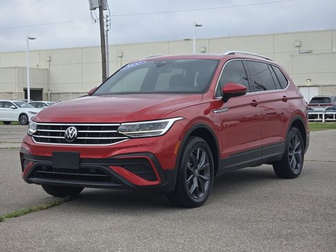 Used 2022 Volkswagen Tiguan SE w/ Panoramic Sunroof Package image 3