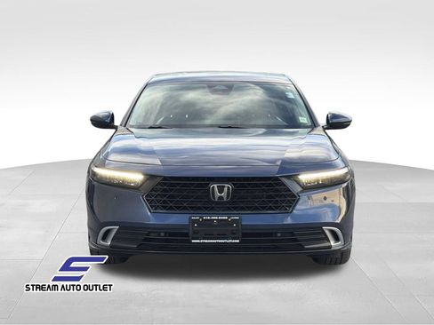 Used 2023 Honda Accord Touring image 2