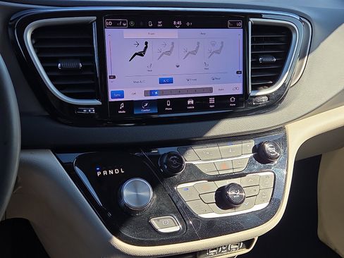 Used 2023 Chrysler Pacifica Touring-L image 20