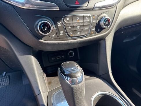 Used 2021 Chevrolet Equinox LT FWD image 21