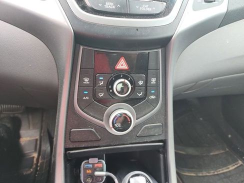 Used 2014 Hyundai Elantra SE FWD image 22