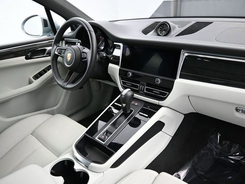 Used 2022 Porsche Macan image 32