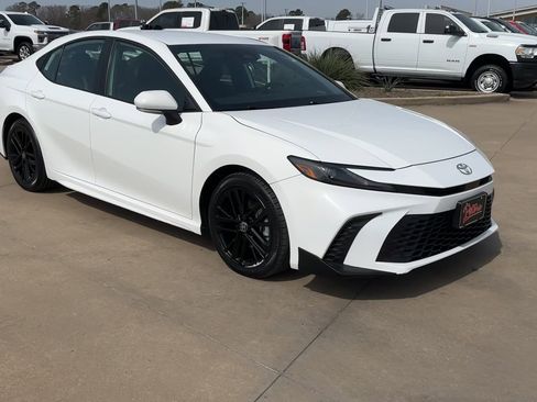 Used 2025 Toyota Camry SE image 3