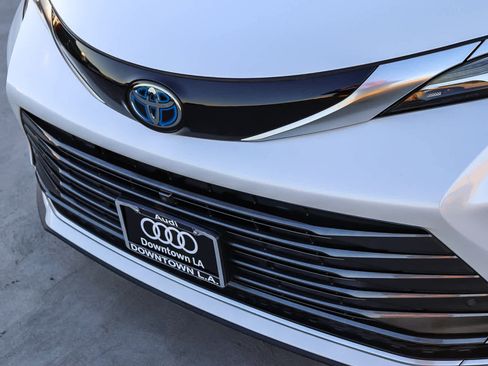 Used 2022 Toyota Sienna Platinum image 8