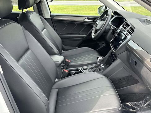 Used 2024 Volkswagen Tiguan SE image 10