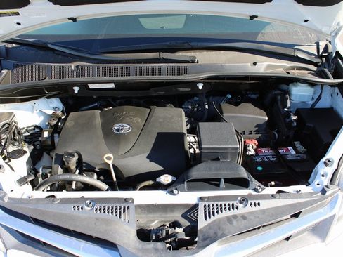 Used 2019 Toyota Sienna Limited image 12