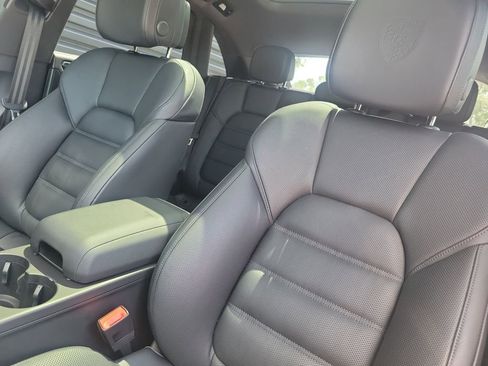 Certified 2025 Porsche Macan AWD/4WD image 5