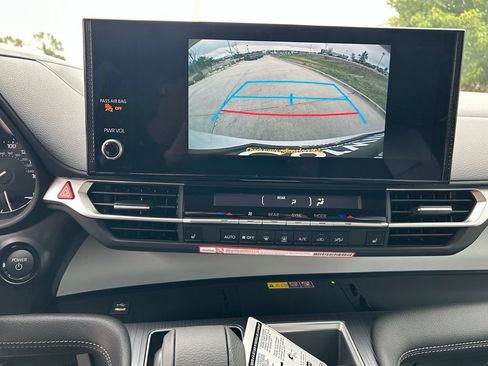 Used 2026 Toyota Sienna XLE FWD image 19