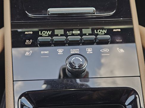 Certified 2024 Porsche Cayenne AWD/4WD image 19