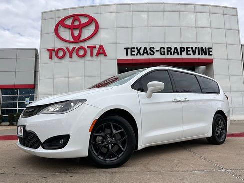 Used 2020 Chrysler Pacifica Touring-L Plus w/ S Appearance Package image 2