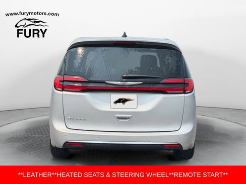 Used 2024 Chrysler Pacifica Touring-L FWD image 4