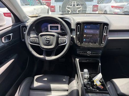 Used 2025 Volvo XC40 B5 Plus AWD/4WD image 9