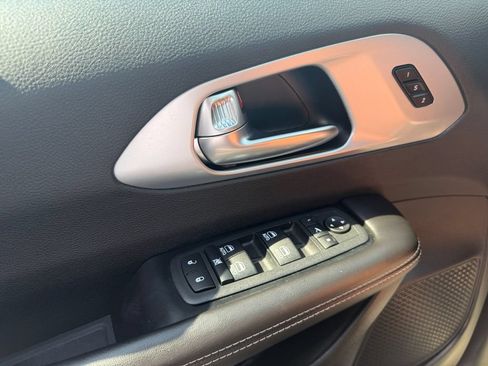 Used 2026 Chrysler Pacifica Limited FWD image 17