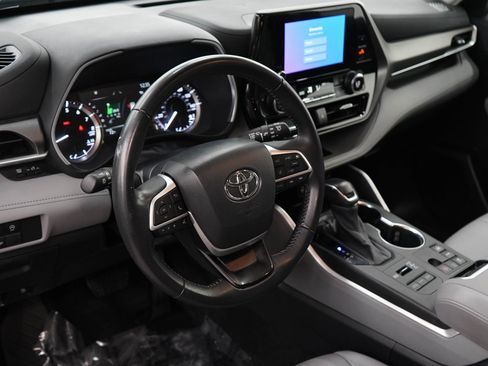 Used 2024 Toyota Highlander XLE AWD/4WD image 22