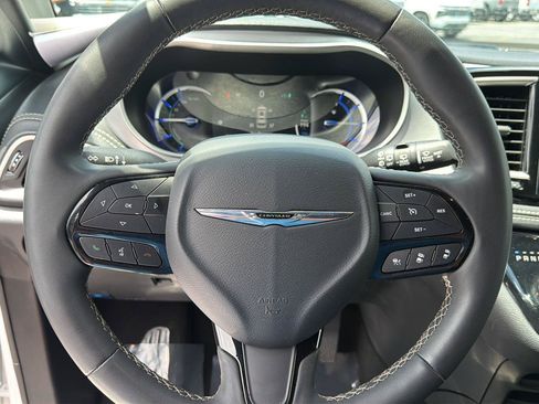 Used 2024 Chrysler Pacifica Limited FWD image 18